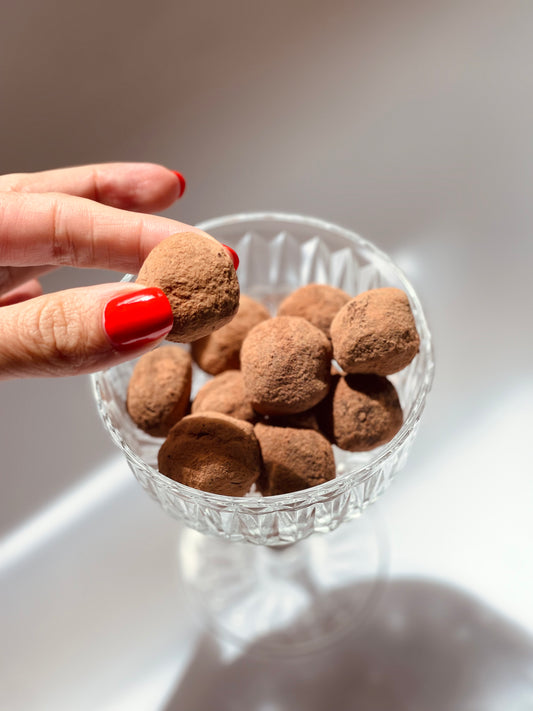 RIBOTAS LEIDIMAS. Mix'as - 16 gurmaniški juodo šokolado su baravykais (8 vnt.) ir degintos sūrios karamelėls triufeliai (8 vnt.)