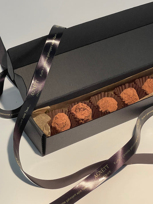 RIBOTAS LEIDIMAS. Mix'as - 6 gurmaniški juodo šokolado su baravykais (3 vnt.) ir degintos sūrios karamelėls triufeliai (3 vnt.)